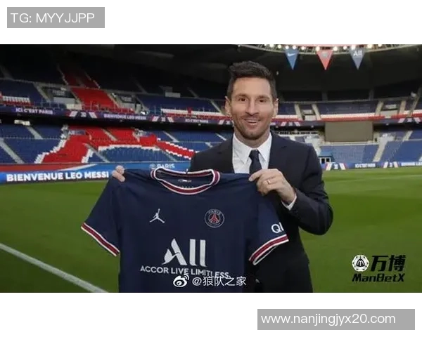 足球明星与女孩的梦幻睡衣时尚搭配展现青春活力与运动魅力